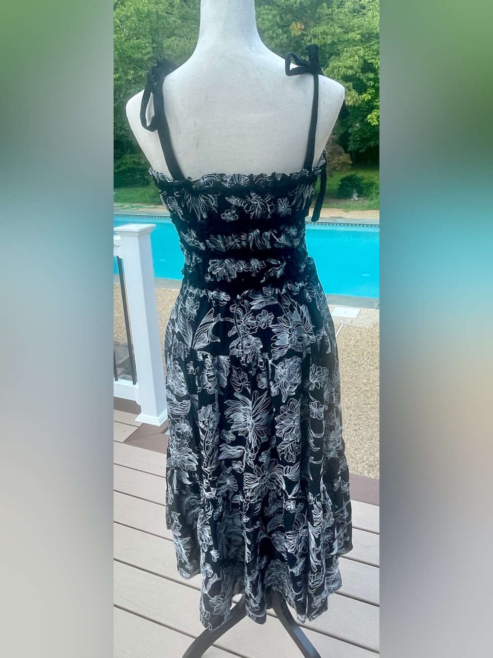 En Saison Black & White Floral Smocked Midi Dress Tie Shoulder. Medium. - Picture 3 of 8